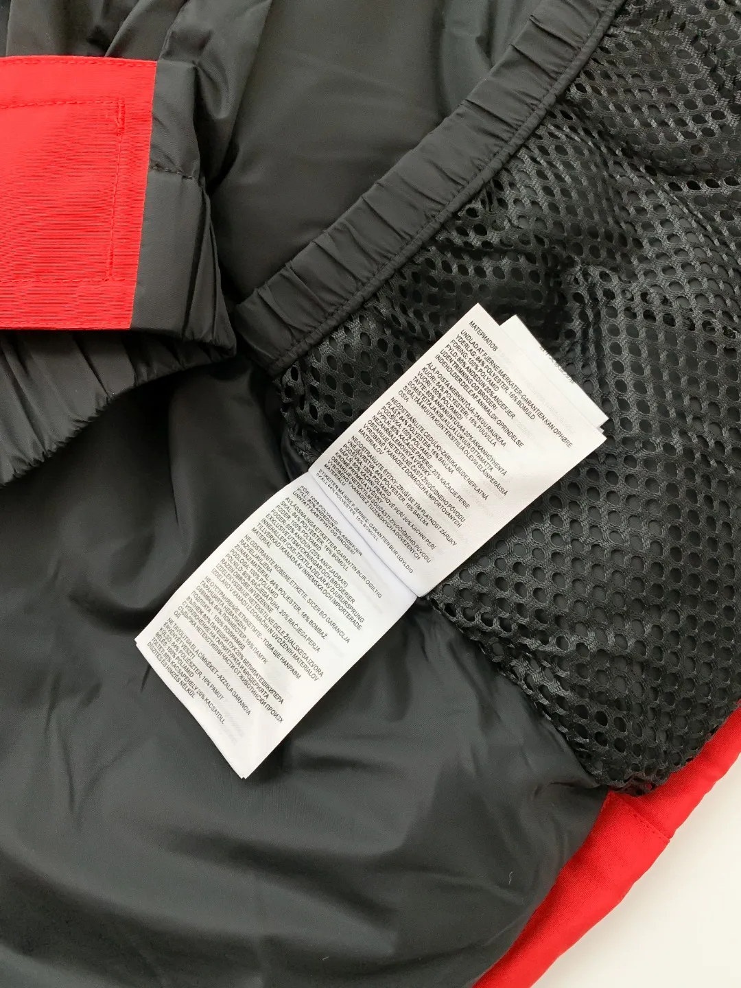 P780 Fake model pictures were taken at home. Colleagues please do not pass them off as stolen pictures! Style number: Y60-🇨🇦CANADA GOOES 24 new styles 08 styles/couple styles Factory direct supply: supplying global purchasing agents, micro-businesses, entities, Tmall, high-end stalls and studio cooperation, free shipping! Canada Goose Expedition Parka 2008 is the same style for men and women. It is mid-length and the most timeless classic. All Arctic and Antarctic scientific expedition teams choose Canada Goose as their cold-proof equipment. It is the Rolls-Royce of down jackets. ➖ Industry-leading anti-counterfeiting chip sensing. ➖ Imported Behringer embroidery machines and customized embroidery labels, the highest level and industry leading. ➖ Imported Korean 21-count polyester-cotton blended original fabric, TC85 waterproof coated fabric, water-repellent, windproof and wear-resistant. ➖ The new national standard 80 white duck down is filled with an average of 520 grams of down. The amount of down filled is industry-leading. ➖ 100% nylon lining with double double-layer sealing design to prevent velvet running, and seamless thread design on the cuffs! ➖ Western Canadian Green Wolf Collar. ➖ Yoshida YKK provides original factory-customized electroplated sliders. YKK two-way lockable zippers are tight and smooth and do not peel off paint. ➖ 3M composite Velcro is durable and the accessories and hardware are all custom-made. Note: Our copywriting is only simple and clear. Instead of bragging about the copywriting, it is better to compare and understand with samples. Only for the purest goose, the most dedicated, the most professional, the highest quality, the highest cost performance! Color: white red blue gray camouflage navy black SIZE:XS-XXL